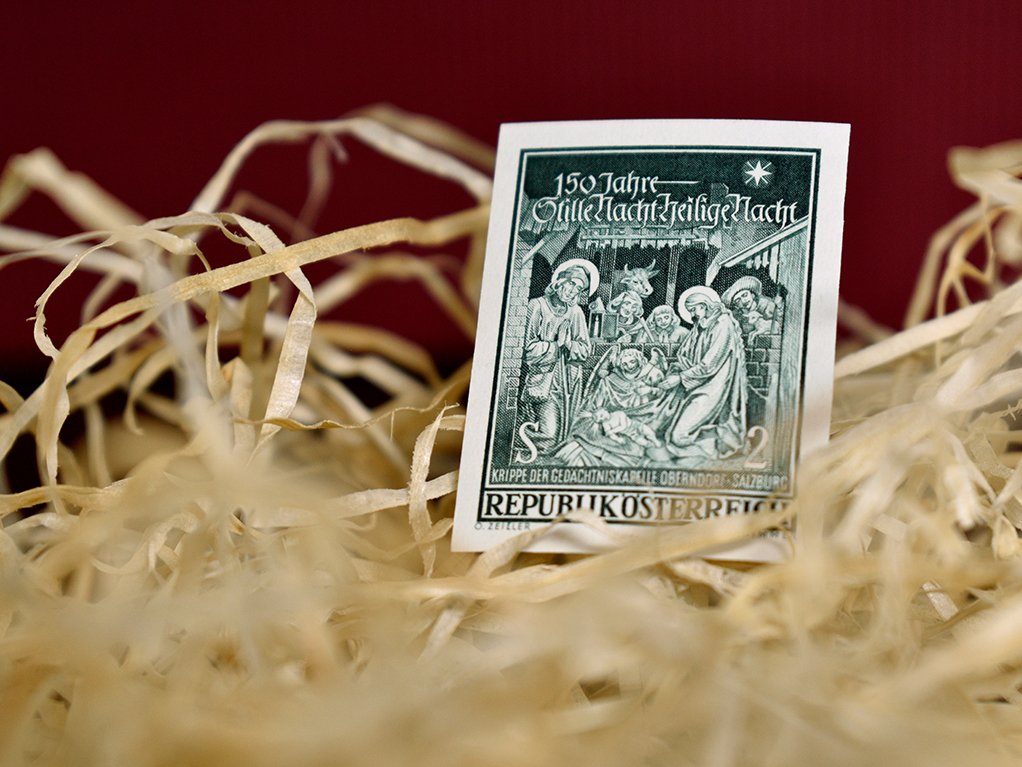 Österreichische Weihnachtsmarke von 1968 mit Abbildung der Stille Nacht Gedächtniskapelle im Heu liegend