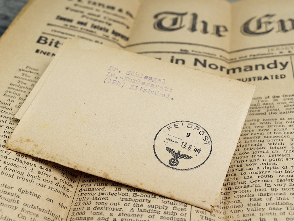 Bedarfsfeldpost von den Kanalinseln auf Zeitung liegend