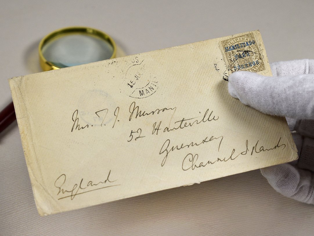 Brief von 1881 mit einer 10 C. – Fiskalmarke mit blauem Aufdruck, adressiert nach Guernsey/Kanalinseln, an die Schauspielerin Juliette Drouet