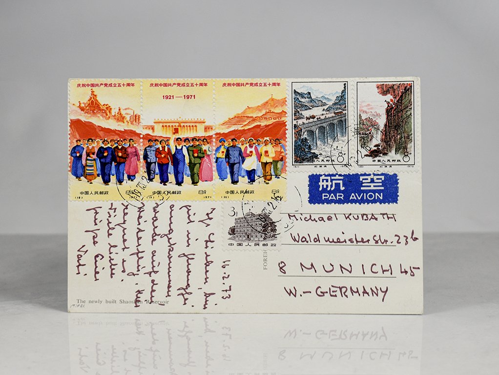 Chinesische Postkarte mit einem Dreierstreifen der Serie Kommunistische Partei und zwei Marken der Serie Rote Fahne