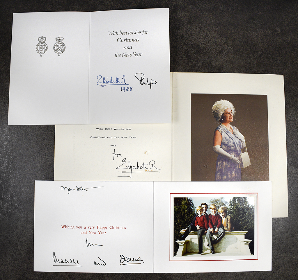 Weihnachtskarten aus dem britischen Königshaus mit Autogramme von Königin Elizabeth II., Prinz Philip, Charles und Diana